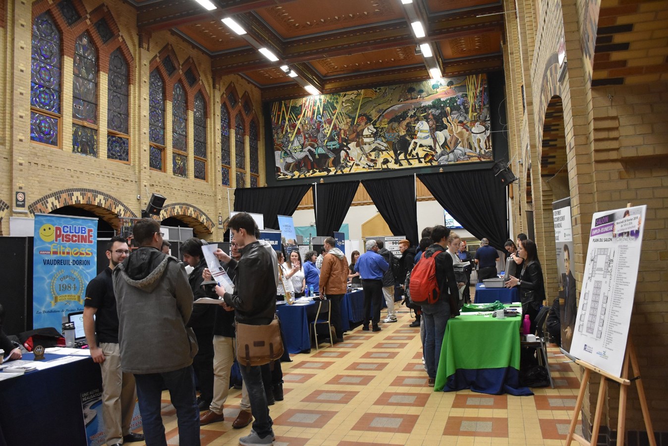 Près de 400 visiteurs découvrent le premier Salon Emploi-Jeunesse
