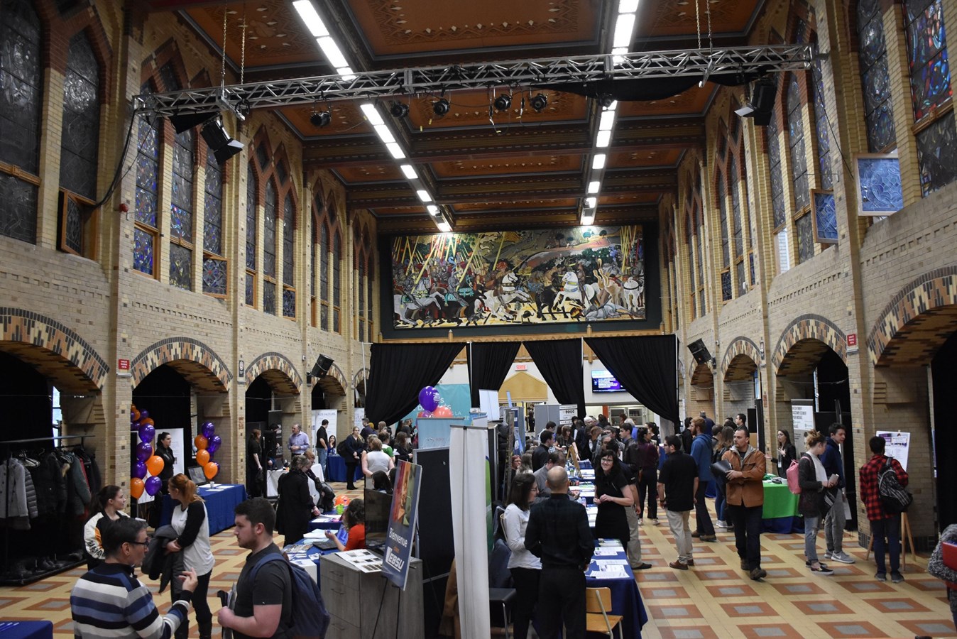 Près de 400 visiteurs découvrent le premier Salon Emploi-Jeunesse