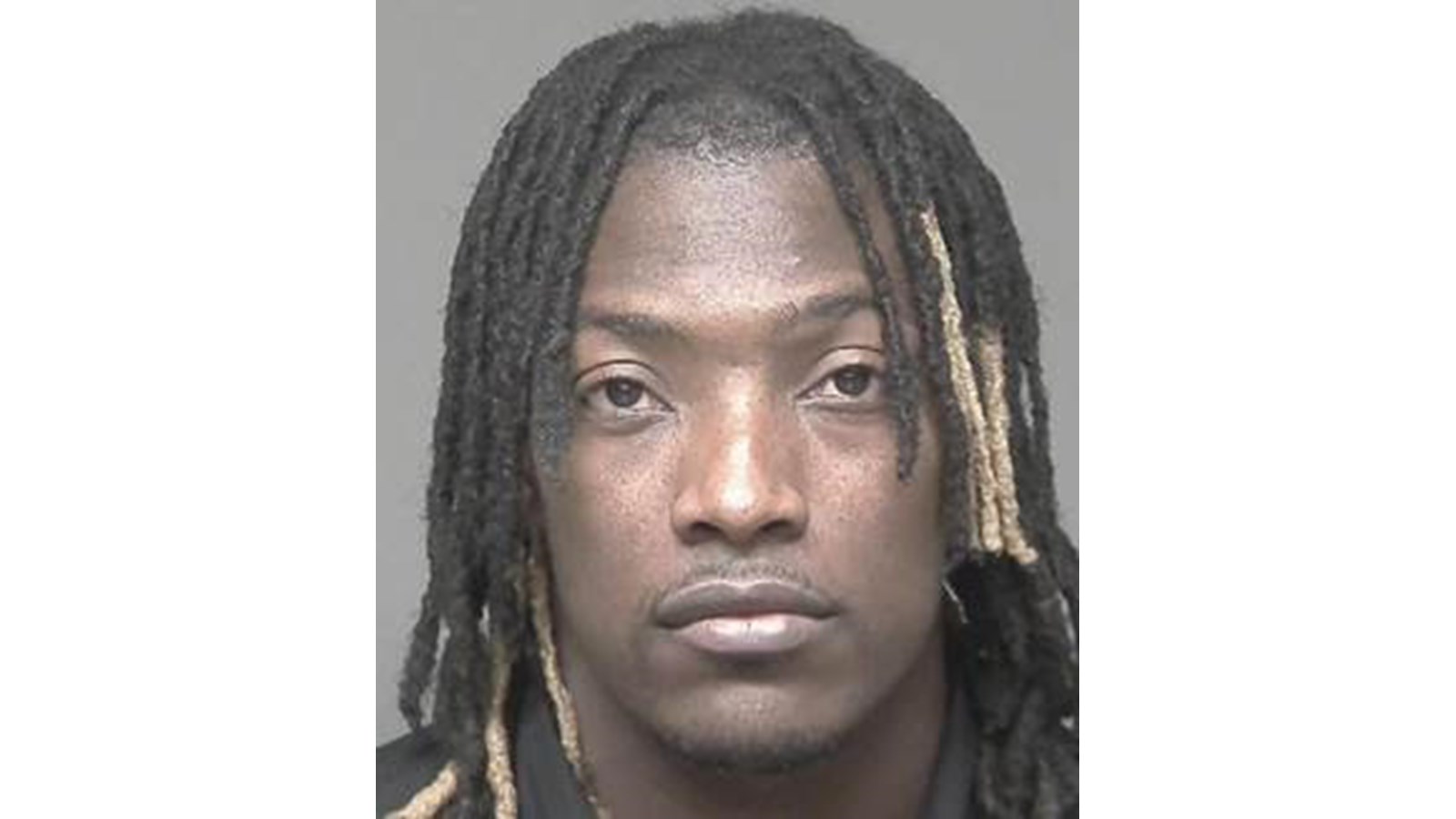 Le suspect pourrait avoir des dreadlocks. 