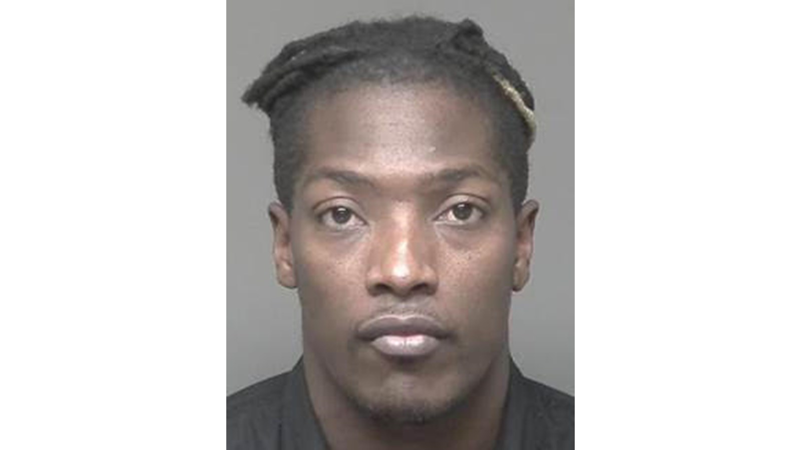 Le suspect pourrait aussi avoir les cheveux courts. 
