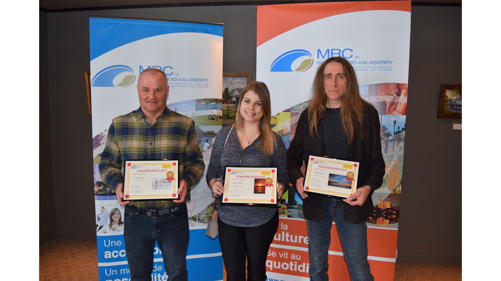 Serge De Bray de Salaberry-de-Valleyfield, gagnant de l’un des 2 Prix Coup de cœur pour sa photo intitulée « Morosité », Mme Jessica Proulx de Beauharnois pour sa photo  « Soleil levant » qui lui a mérité le Prix du Public et M. Michel Beaudin de Sainte-Martine, grand gagnant du Prix Promutuel Assurance Vallée du St-Laurent pour sa photo « Lumière d’un samedi matin ». Absent sur la photo M. Yves Tessier de Salaberry-de-Valleyfield, gagnant du second prix Coup de cœur pour sa photo « Sentier de la rivière Saint-Charles ».  