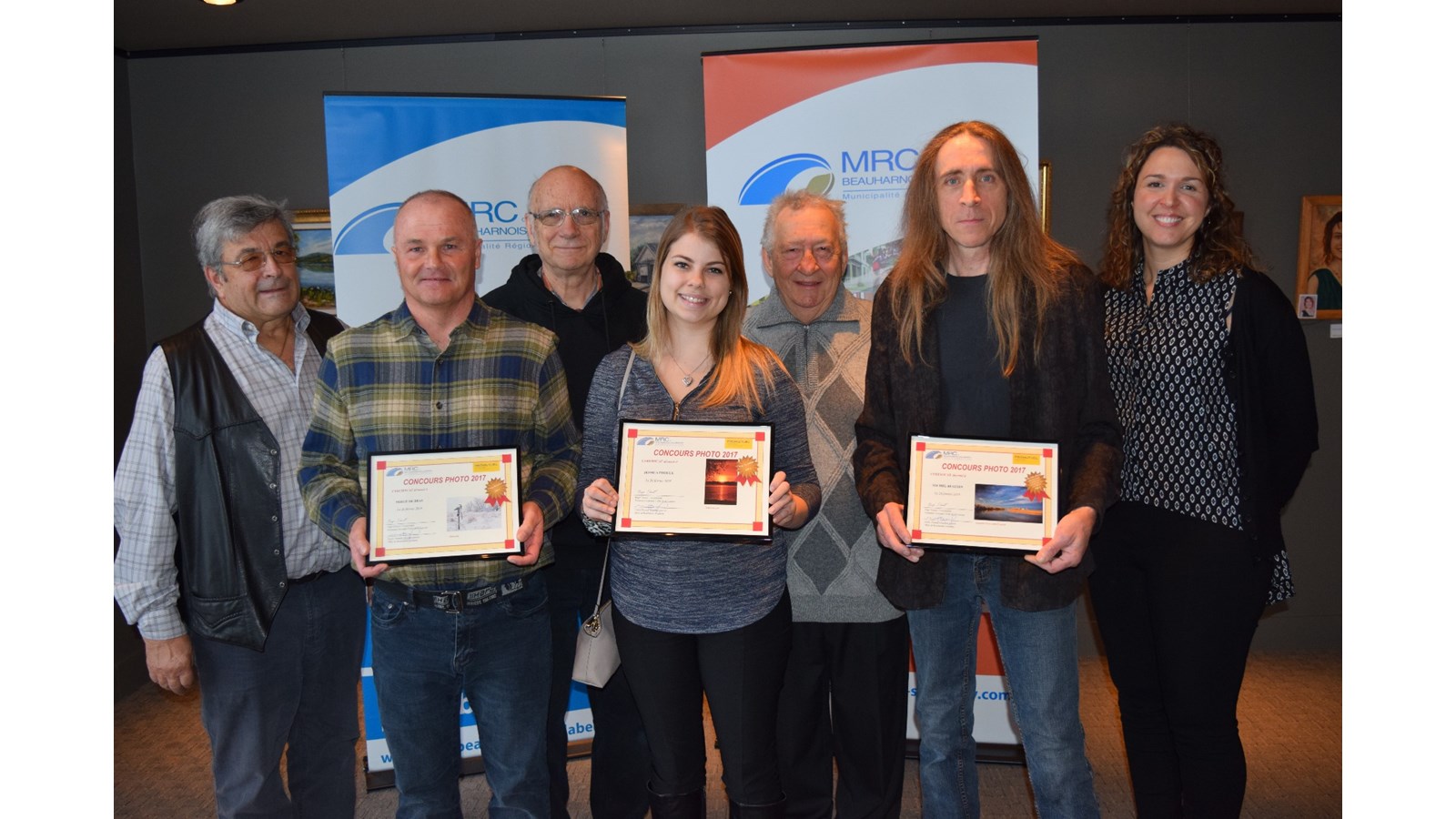 M. Gaétan Ménard, représentant des maires au Conseil de la Culture de la MRC et maire de Saint-Étienne-de-Beauharnois,  M. Serge De Bray (gagnant), M. André Barrette, membre du jury, madame Jessica Proulx (gagnante), M. Gaétan Dubuc, administrateur à la Promutuel Assurance Vallée du St-Laurent, M. Michel Beaudin (gagnant), ainsi que madame Geneviève St-Pierre, coordonnatrice au développement culturel à la MRC.  Absent sur la photo M. Yves Tessier de Salaberry-de-Valleyfield, gagnant du second prix Coup de cœur pour sa photo « Sentier de la rivière Saint-Charles ».  