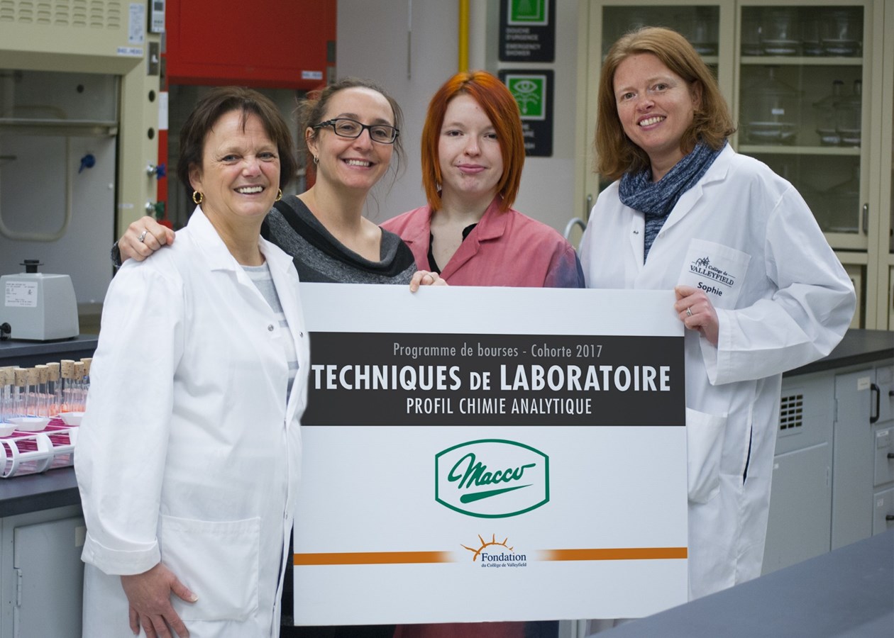 Josée Plamondon, enseignante et responsable des stages ATE en chimie analytique; Mireille Théorêt, directrice de la Fondation du Collège de Valleyfield ; Alexa Laplante, étudiante boursière ; Sophie Tessier, coordonnatrice du programme Techniques de laboratoire, profil chimie analytique.