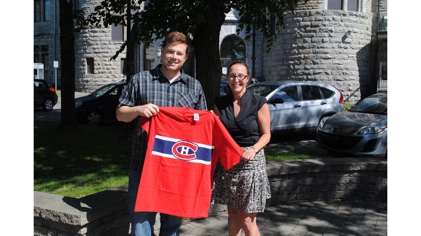 Alexandre Legault, gagnant de l’édition 2016 en compagnie de Mme Mireille Théorêt, directrice de la Fondation du Collège de Valleyfield.