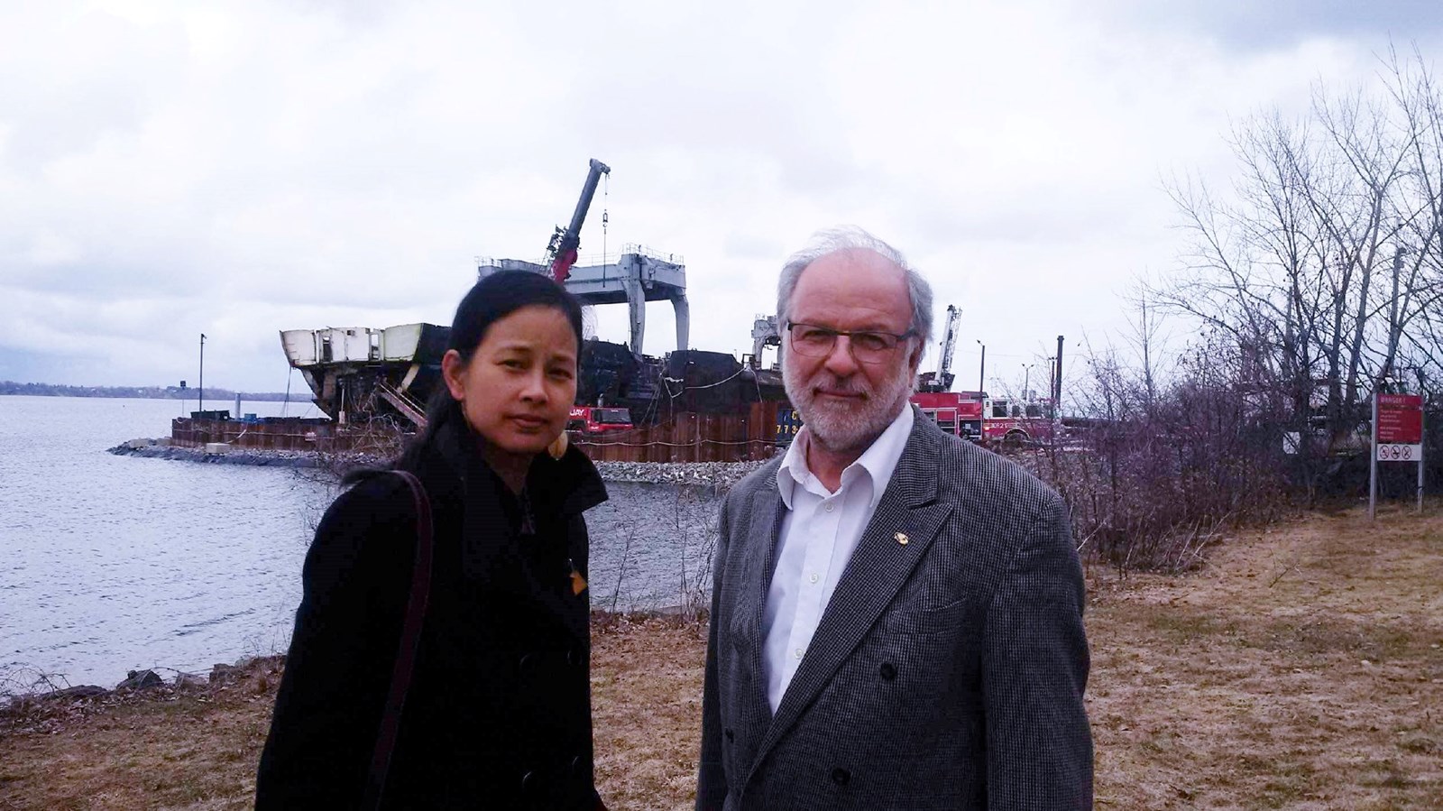 La députée Anne Minh-Thu Quach et Bruno Tremblay, maire de Beauharnois posent devant l'épave du Kathryn Spirit.