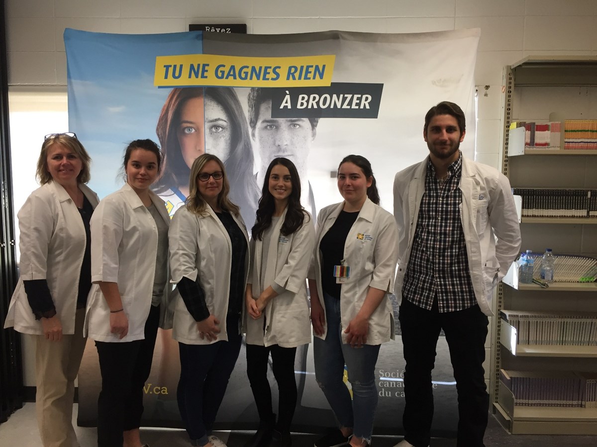 Des étudiants du Collège de Valleyfield font de la sensibilisation sur les dangers de l'exposition au soleil