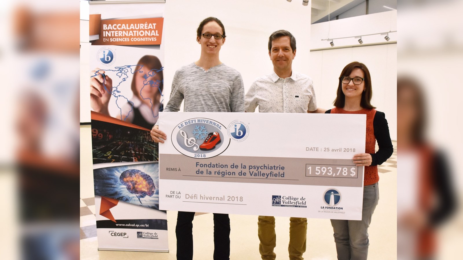 Robin Legault, étudiant à l’IB en Sciences cognitives ; Éric Tessier, directeur des affaires étudiantes – Collège de Valleyfield ; Marjolaine Ménard, présidente par intérim de la Fondation de la psychiatrie de la région de Valleyfield.