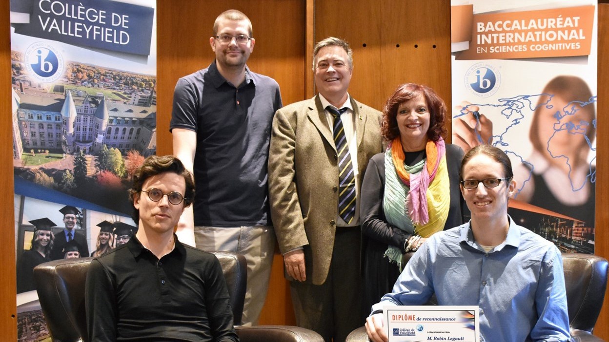 De gauche à droite – à l’arrière : Dominique Tessier, enseignant au département de Mathématiques ; Richard Laroche, directeur des études ; Suzie Grondin, directrice générale du Cégep de Valleyfield.
À l’avant : Mathieu Bélanger, coordonnateur au Programme du diplôme du Baccalauréat international (IB) en Sciences cognitives ; Robin Legault, finissant à l’IB en Sciences cognitives et récipiendaire d’une bourse Schulich Leader 2018.