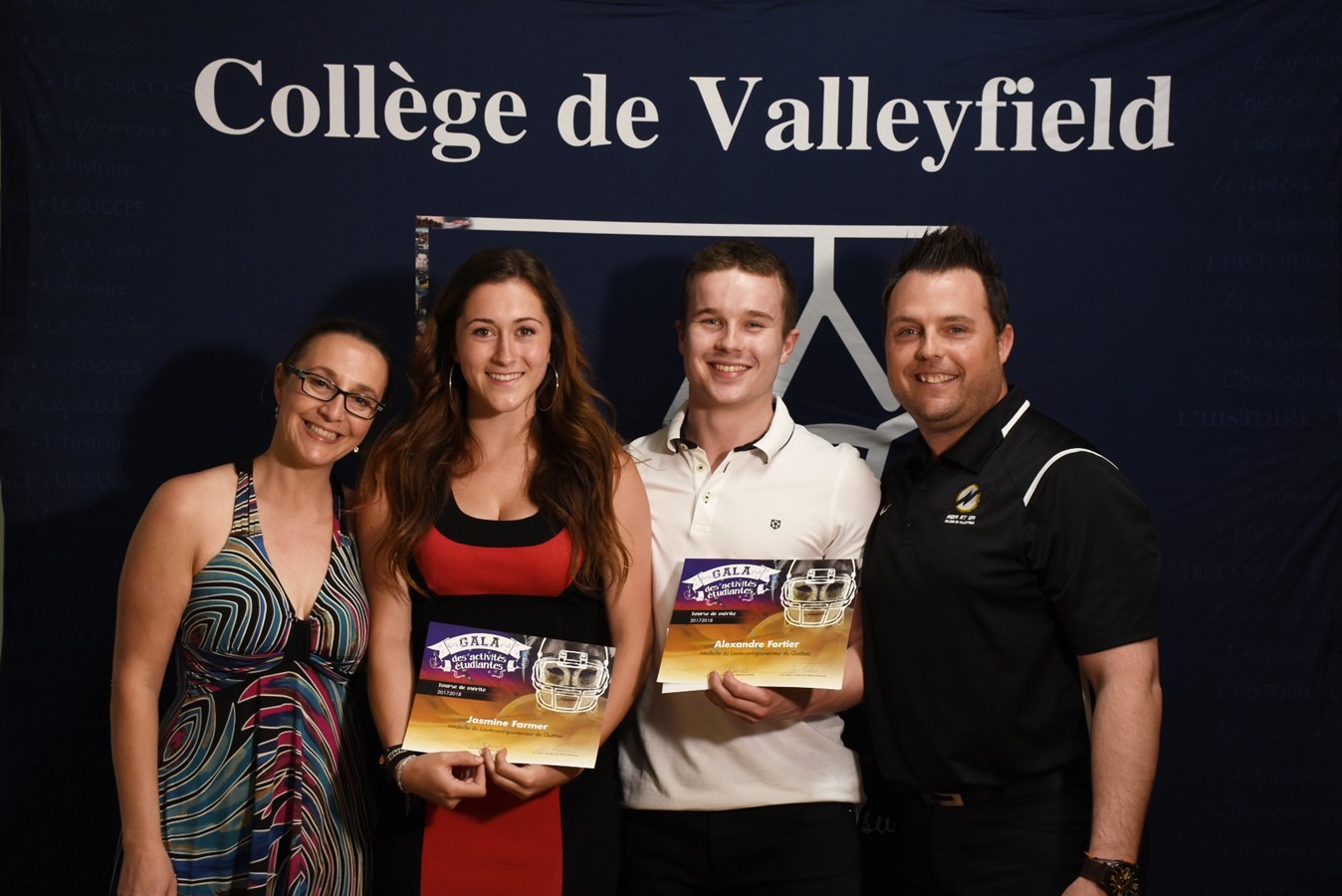 Mireille Théorêt, directrice de la Fondation du Collège de Valleyfield, Jasmine Farmer, récipiendaire de la médaille du lieutenant-gouverneur, Alexandre Fortier, récipiendaire de la médaille du lieutenant-gouverneur et Patrick Nadeau, entraîneur-chef du Football Noir et Or.