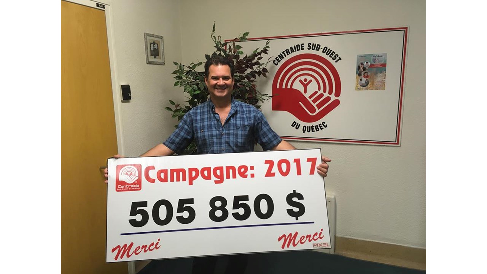 Celui qui a occupé le poste de directeur général de Centraide Sud-Ouest pendant de nombreuses années pose avec le résultat final de la campagne 2017. En 2018, l'objectif devrait osciller autour de 530 000$.