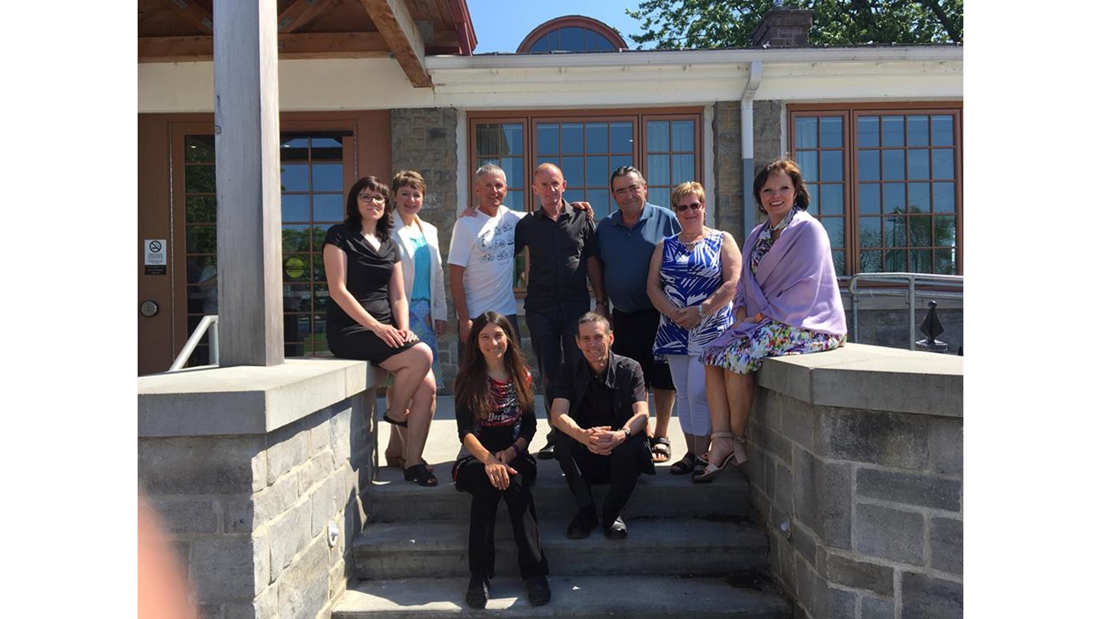 Les six cyclistes qui ont parcouru la distance entre Valleyfield et Terre-Neuve prenaient la pose avec la président d'honneur de cette campagne de financement, Lucie Charlebois.