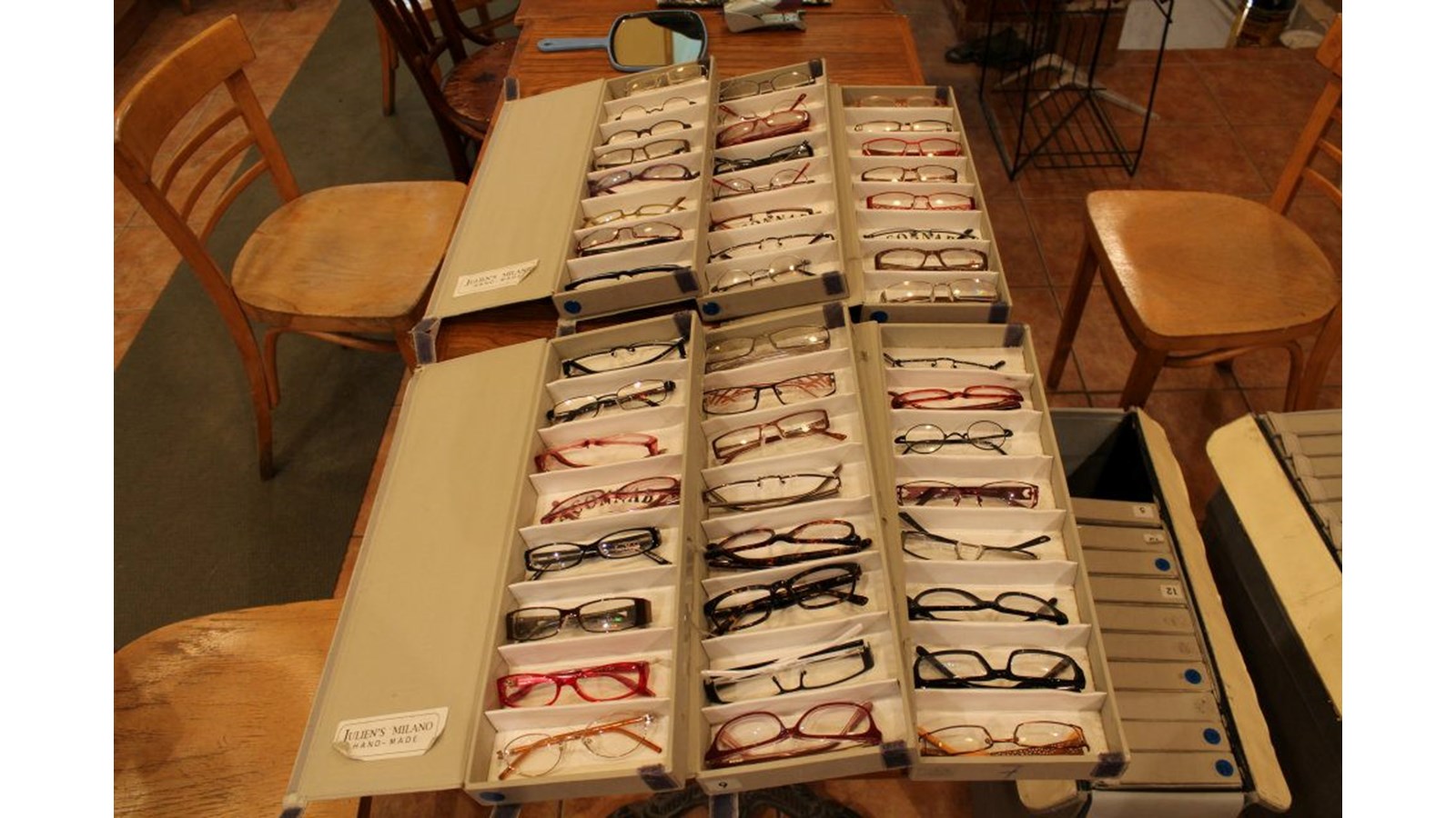 Le Bonhomme à lunettes offre des lunettes à faible coût à sa clientèle.