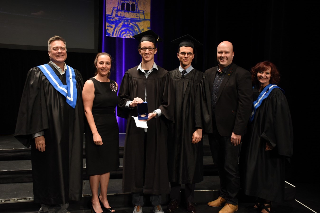 Richard Laroche, directeur des études, Mireille Théorêt, directrice de la Fondation du Collège de Valleyfield, Robin Legault, finissant au Baccalauréat international en sciences cognitives et récipiendaire de la Médaille académique du gouverneur général, Mathieu Bélanger, coordonnateur du programme du diplôme du Baccalauréat international en sciences cognitives, Marc Faubert, président de la Fondation du Collège de Valleyfield et Suzie Grondin, directrice générale.