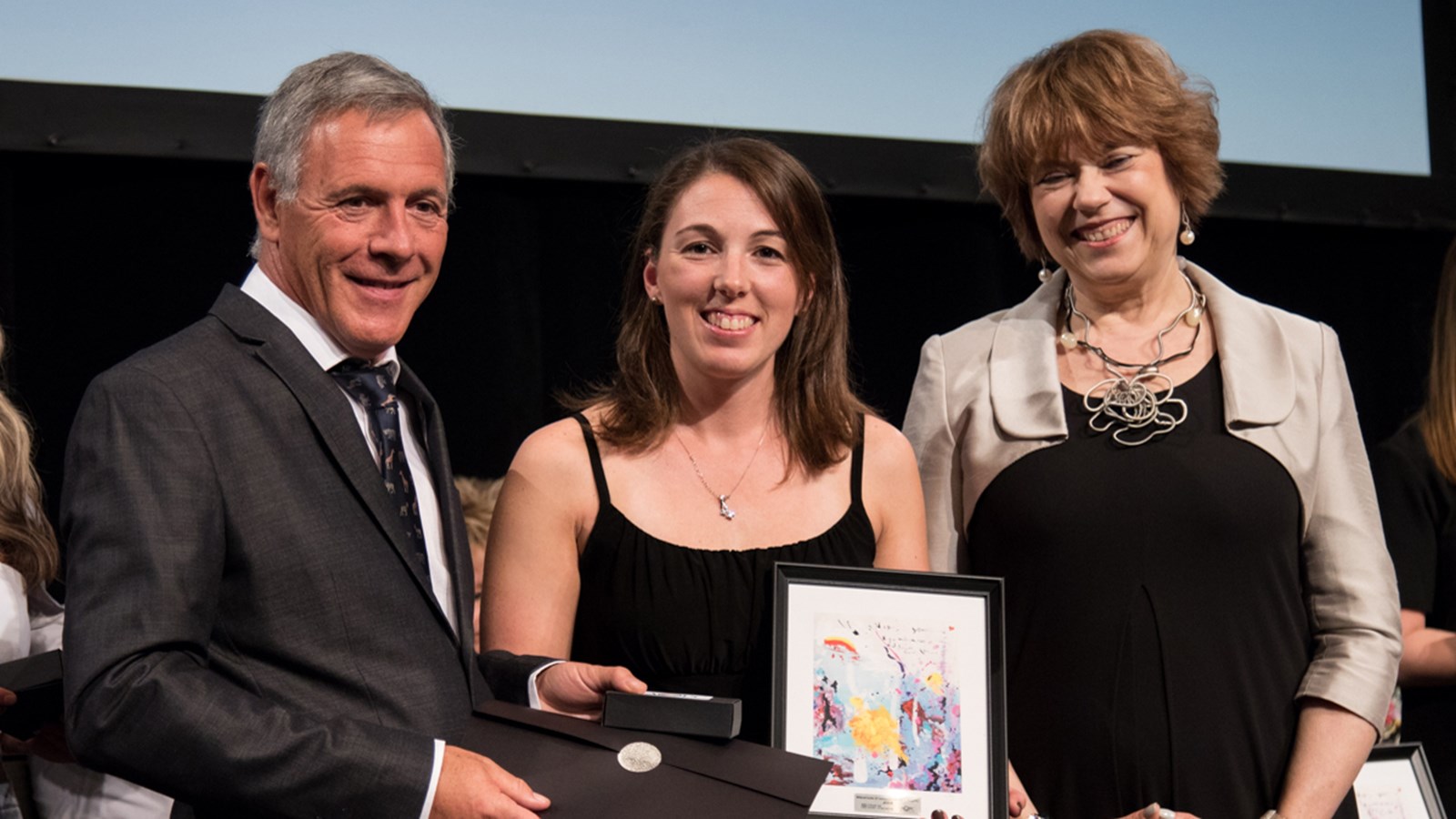 Monsieur Richard Moisan, président du conseil d'administration de l'AQPC, madame Isabelle Roy, enseignante en Techniques d’inhalothérapie au Collège de Valleyfield et lauréate de la mention d’honneur et madame Hélène David, ministre de l'Enseignement supérieur de la condition féminine.