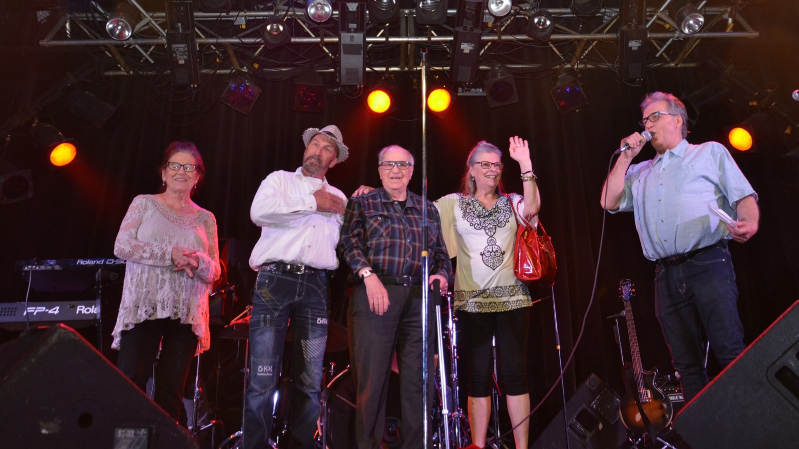 M. Maurice Chartrand, qui est aujourd’hui âgé de 88 ans, est monté sur scène avec beaucoup d’efforts, aidé notamment par deux anciennes serveuses de l’établissement, Mme Élizabeth Bélanger, 78 ans et Mme Marie Castonguay, 66 ans, de même que du premier portier du bar, André Paquette