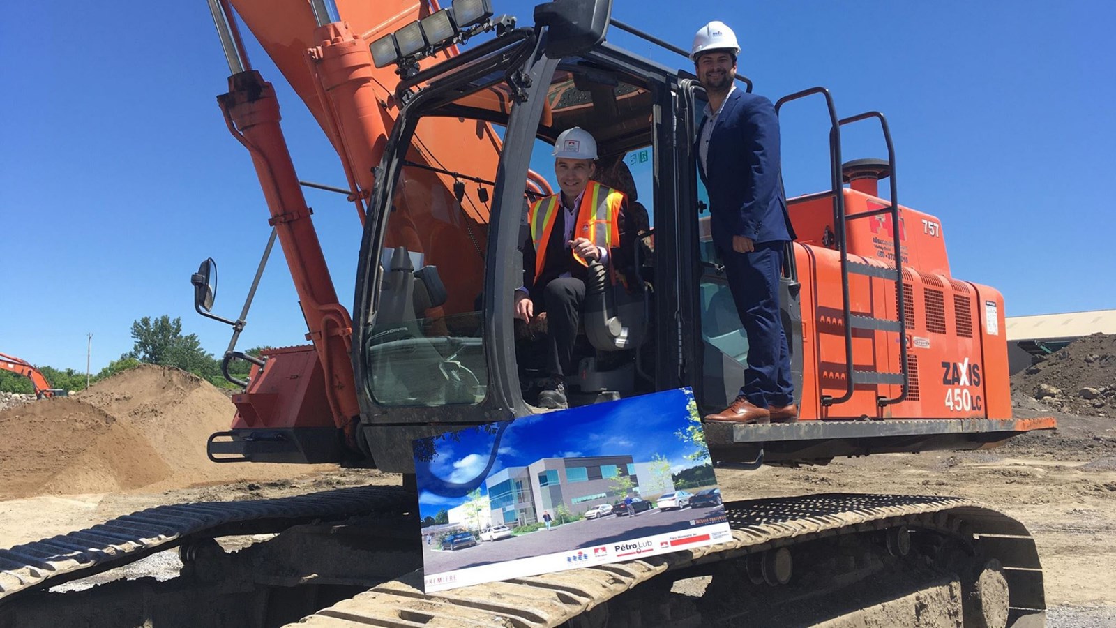 Le PDG du Groupe Énergie BDL Inc, Patrick Boulé a pris la pose avec le maire de Salaberry-de-Valleyfield, Miguel Lemieux pour marquer le début des travaux.