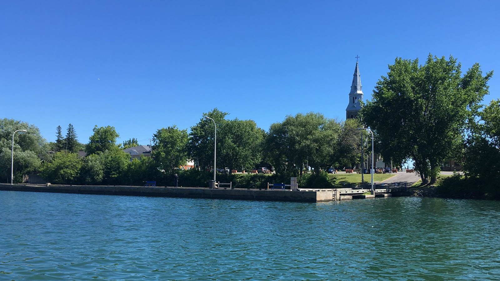 La navette accoste au quai municipal de Les Cèdres, situé en face de l'église.