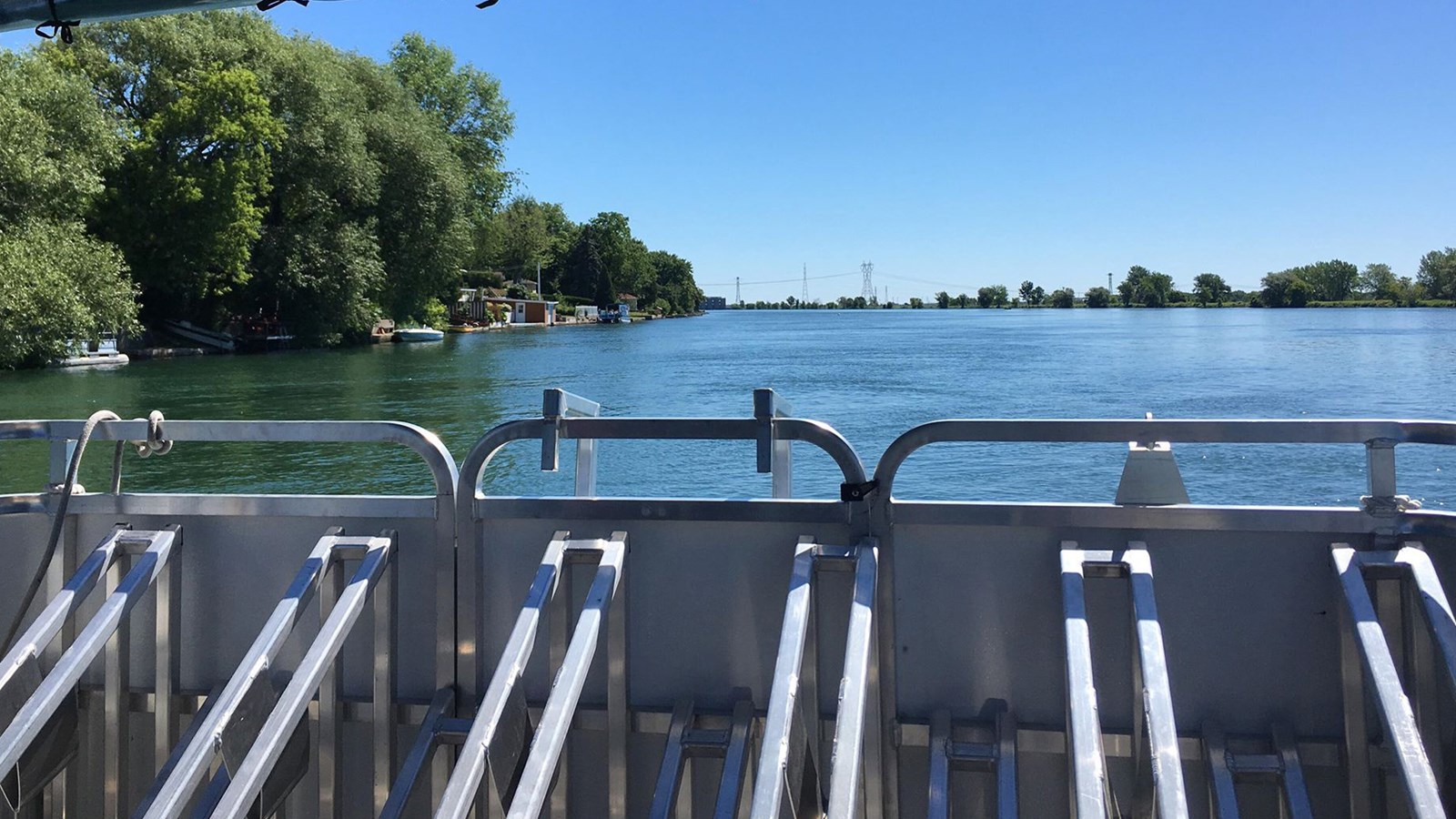 Un support pouvant recevoir douze vélos a été installé à bord de l'embarcation écologique.
