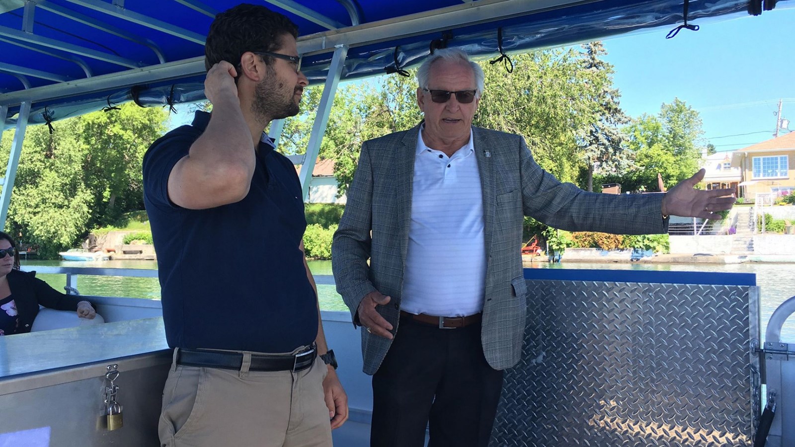 Raymond Larouche résume les nombreux attraits de sa localité au maire Miguel Lemieux.