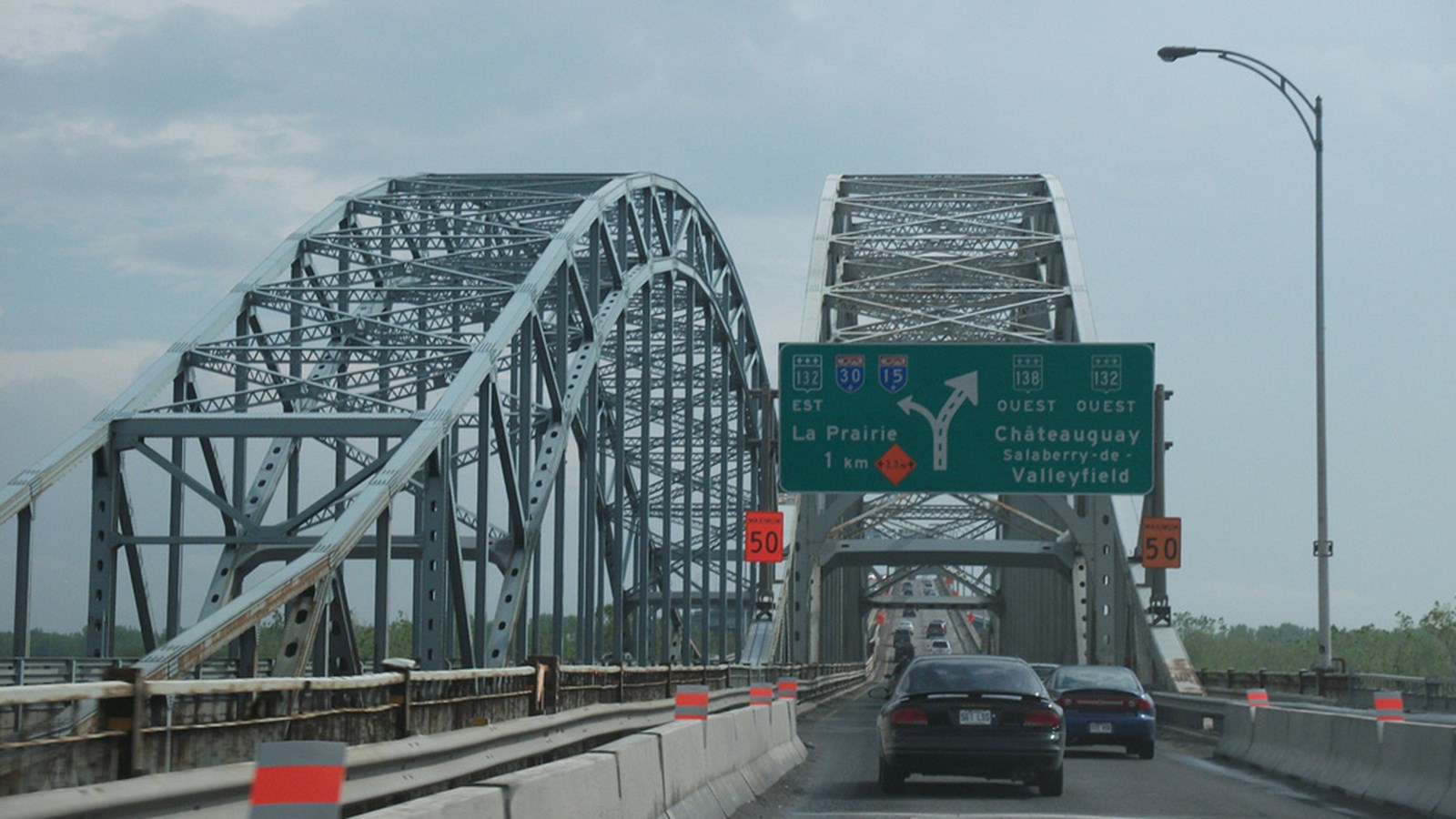 À partir d'aujourd'hui, les camions sont interdits sur le pont Mercier, mais ils bénéficient du péage gratuit sur l'autoroute 30. 