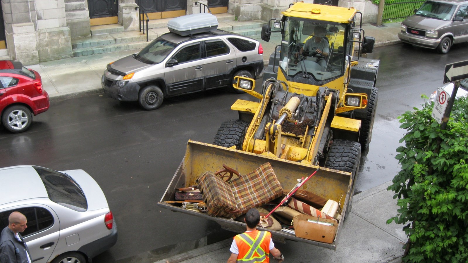 À Montréal, de la machinerie est nécessaire pour la collecte d'objets volumineux.