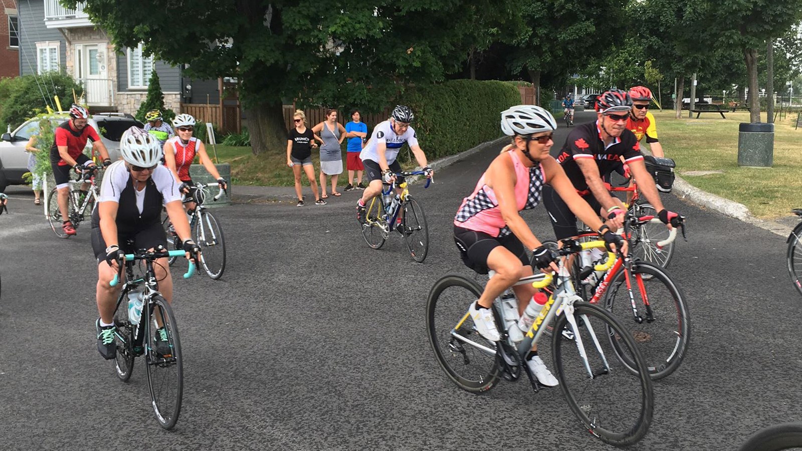 Stopper le suicide à raison de 160 km par jour pour six cyclistes de la région