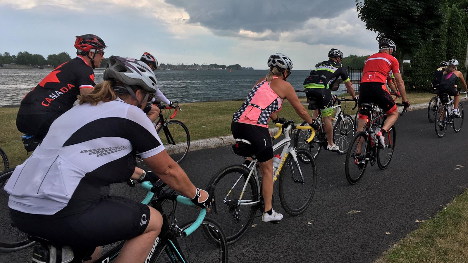 Stopper le suicide à raison de 160 km par jour pour six cyclistes de la région
