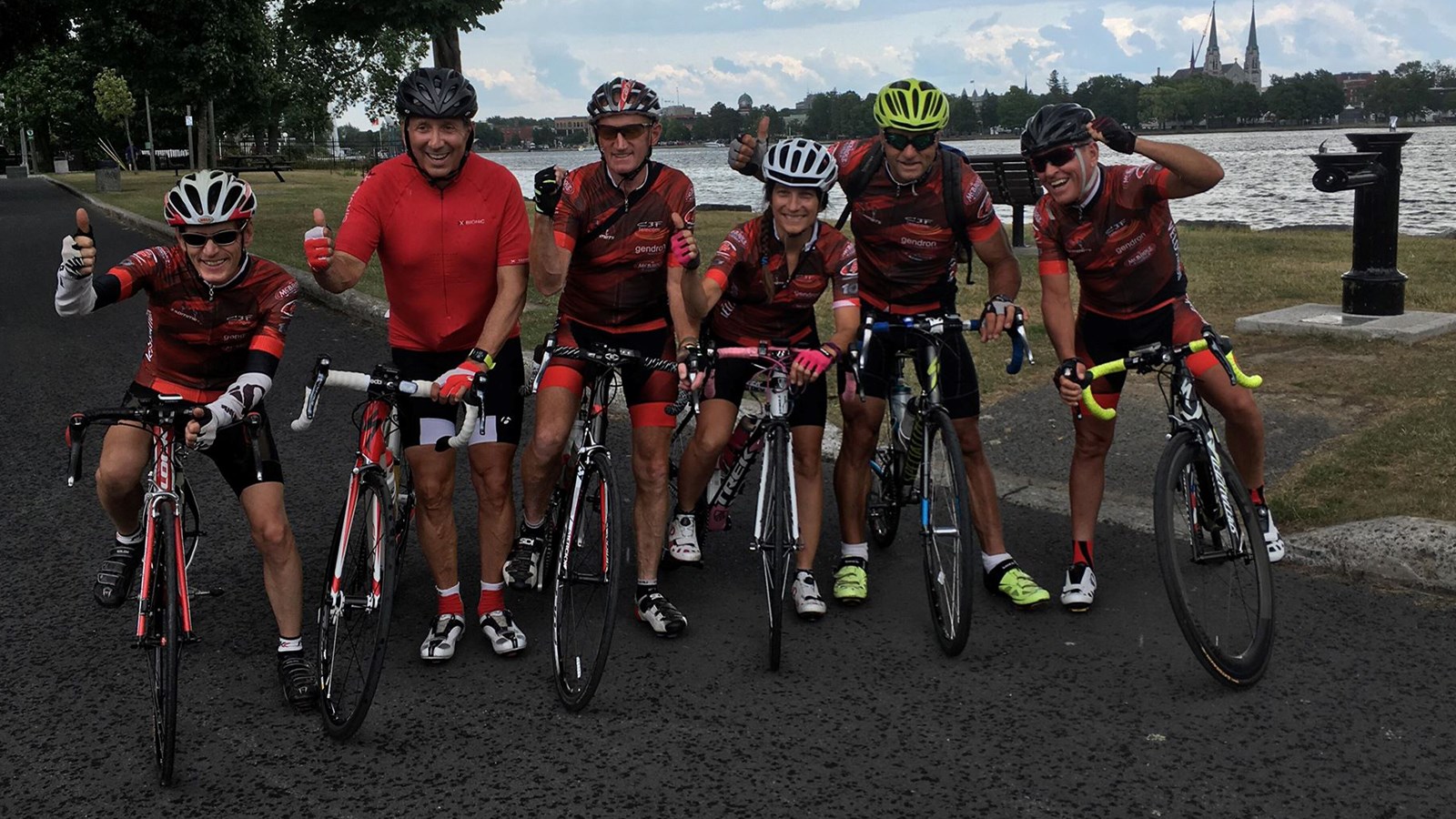 L'équipe de six cyclistes pédalera 2 600 km d'ici le 3 août, soit 160 km par jour environ.