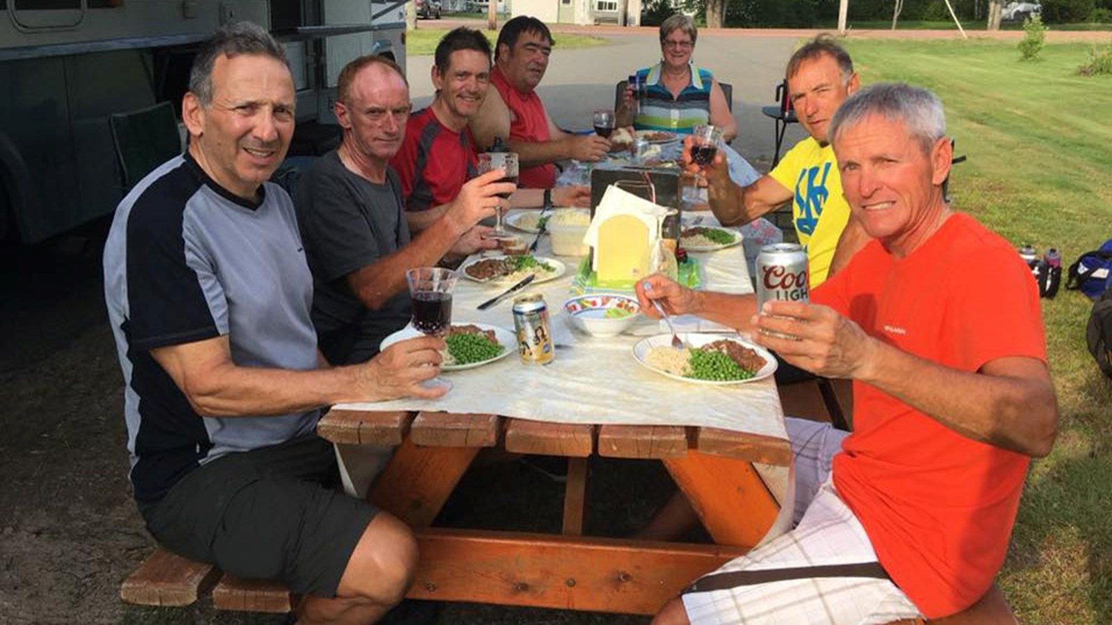 Les six cyclistes qui pédalent pour Le Tournant sont rendus à Terre-Neuve