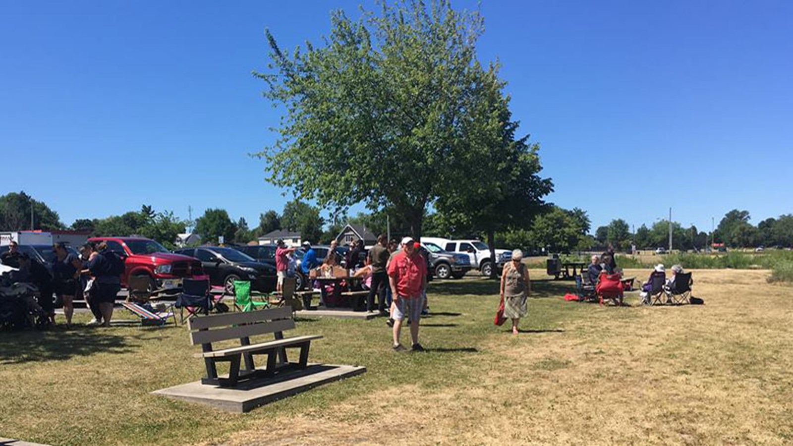 Plusieurs proches, amis et membres de la famille des disparus sont présents à la marina de Beauharnois.