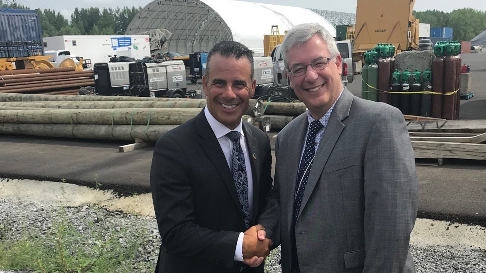 Stéphane Billette, député de Huntingdon et ministre délégué aux Petites et Moyennes Entreprises, à l’Allègement réglementaire et au Développement économique régional et Jean-Philippe Paquin, directeur général du Port de Valleyfield.