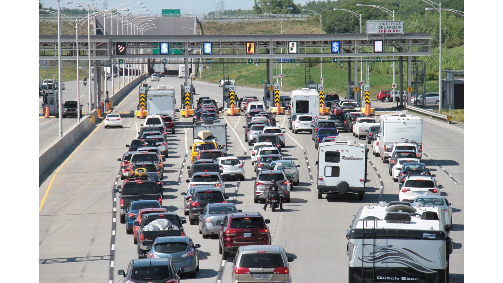 Fort achalandage au poste de péage de l’autoroute 30 en cette période de vacances