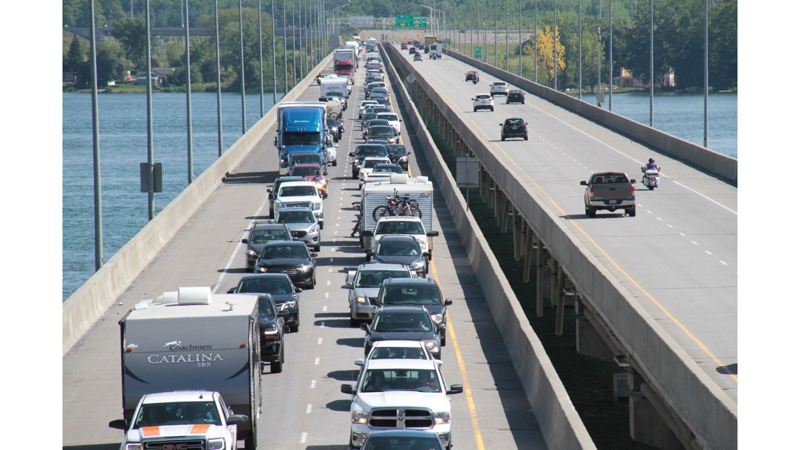 Fort achalandage au poste de péage de l’autoroute 30 en cette période de vacances