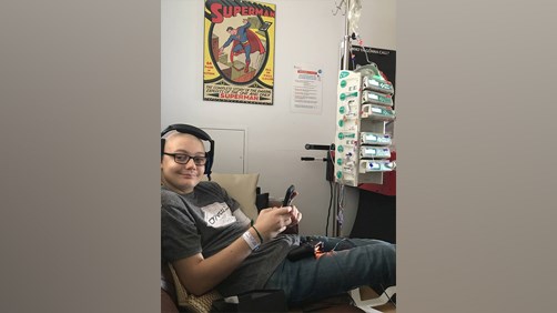 Malgré la maladie, Vincent est comme tous les autres ados de son âge, il aime jouer à la console.