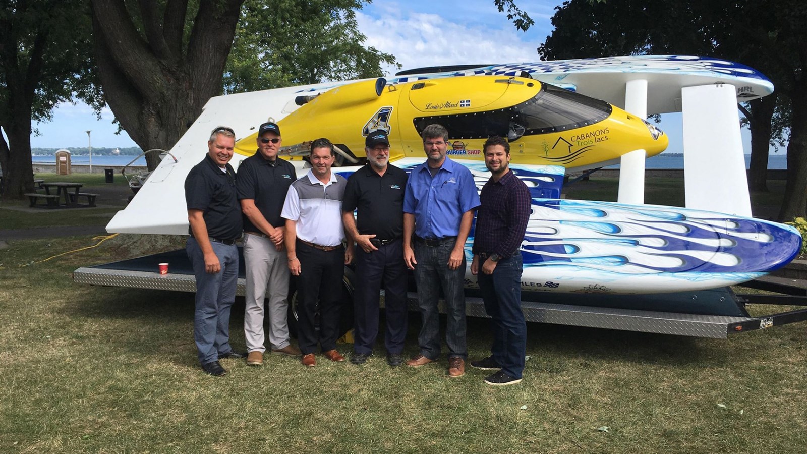 Le directeur général des Régates de Valleyfield, Michel Poirier, le Directeur des loisirs, de la culture et de la vie communautaire à la Ville de Beauharnois, Éric Brunet, le député de Beauharnois, Guy Leclair, le maire de Beauharnois, Bruno Tremblay, le directeur de la HRL, Didier Séguin et le maire de Valleyfield, Miguel Lemieux invitent les intéressés à la 12e édition de l'événement, les 1er et 2 septembre prochains.