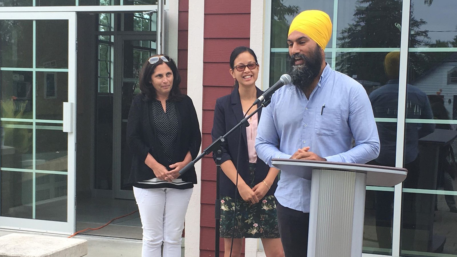 Jagmeet Singh a pris la parole en présence de plusieurs intervenants dont la mairesse de Coteau-du-Lac, Andrée Brosseau et la députée, Anne Quach.