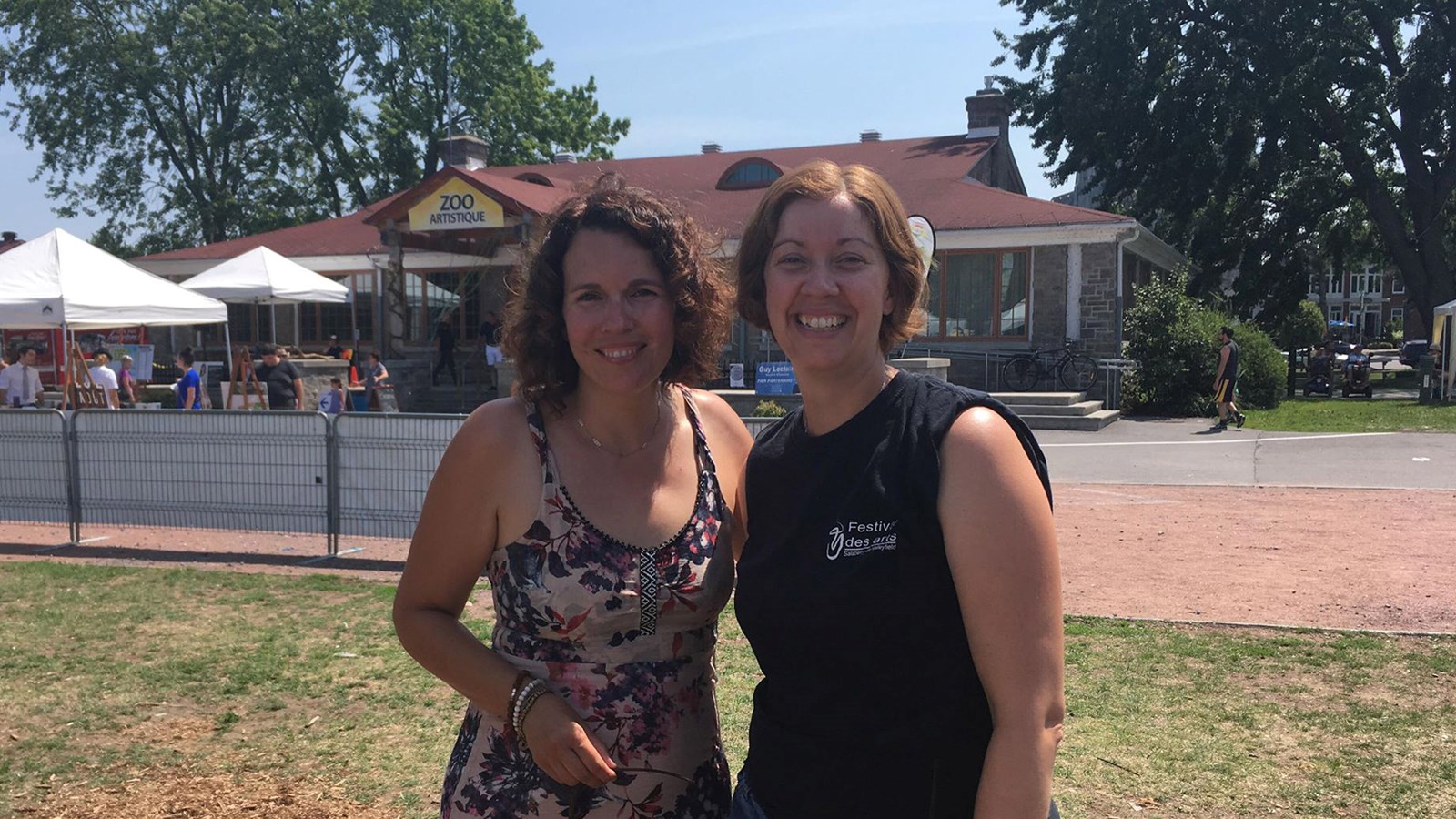 La présidente d'honneur 2019, Karine Dagenais prend la pose avec la directrice générale, Émilie Fortier. 