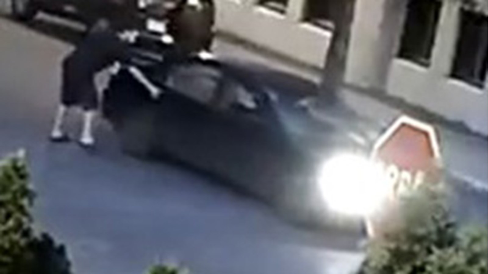 La voiture dans laquelle la dame est montée.