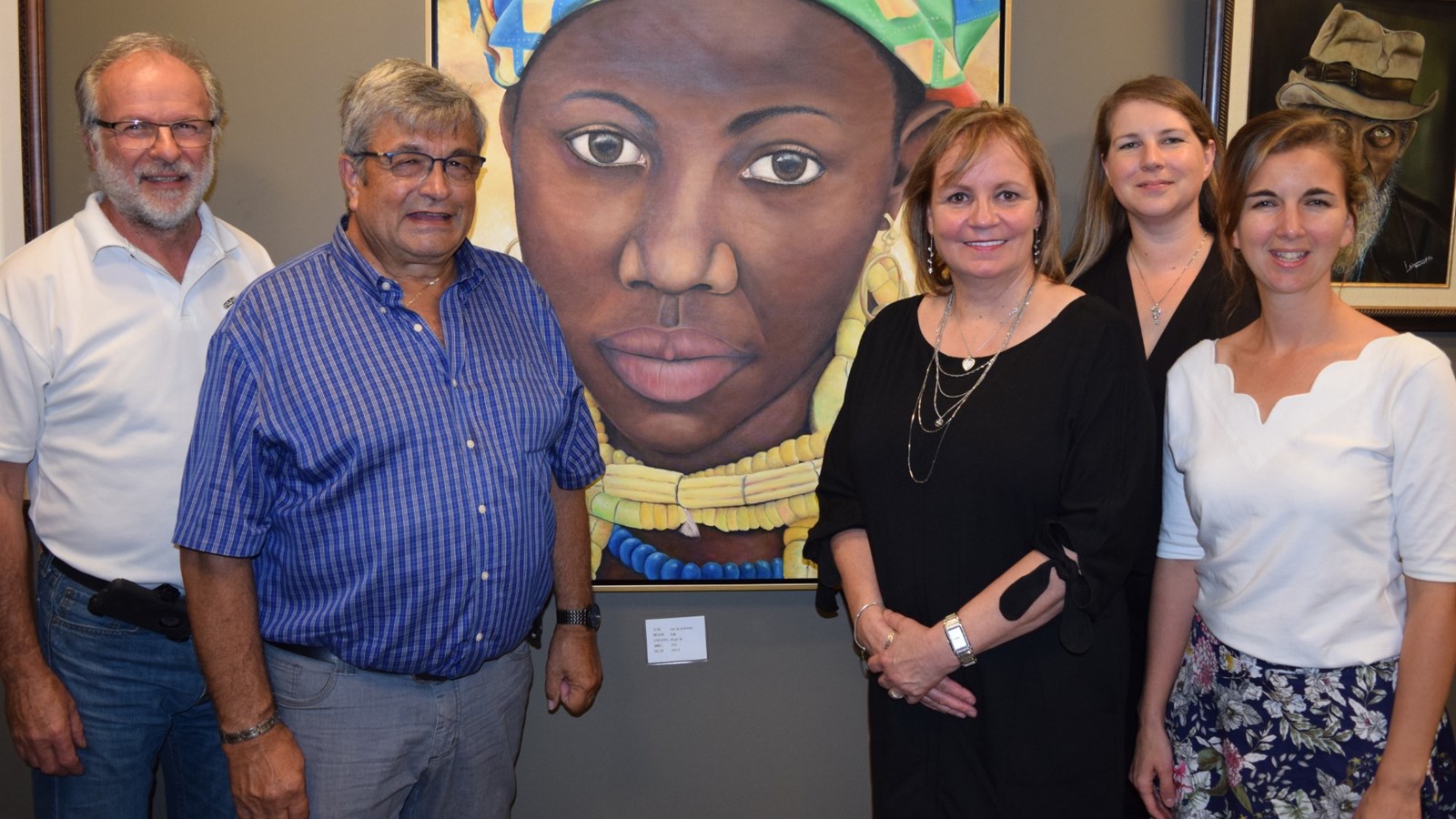 On reconnaît dans l'ordre M. Bruno Tremblay, maire de Beauharnois, M. Gaétan Ménard, maire de Saint-Étienne-de-Beauharnois et délégué de la MRC au Conseil de la Culture, Mme Andrée Latourelle, artiste-peintre, Mme Catherine Parent, coordonnatrice au développement culturel à la MRC et Mme Maude Laberge, Préfète de la MRC et mairesse de Sainte-Martine. Ils posent ici devant l'oeuvre intitulée "Jour de cérémonie".