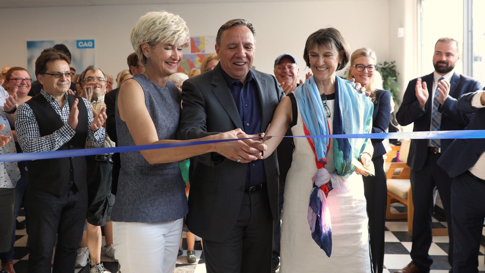 Claire IsaBelle inaugure son local électoral dans Huntingdon en présence du chef de la CAQ, François Legault