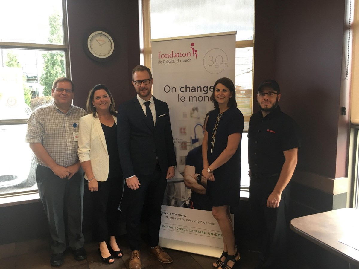 Denis Lesieur du CISSMO, Linda Haworth du CISSSMO, Hugo Desrosiers de la Fondation de l'Hôpital du Suroît, Kathleen Favreau-O'Brien de la Fondation de l'Hôpital du Suroît et Dan Lajeunesse des Tim Hortons du boul. Mgr-Langlois et du centre-ville.