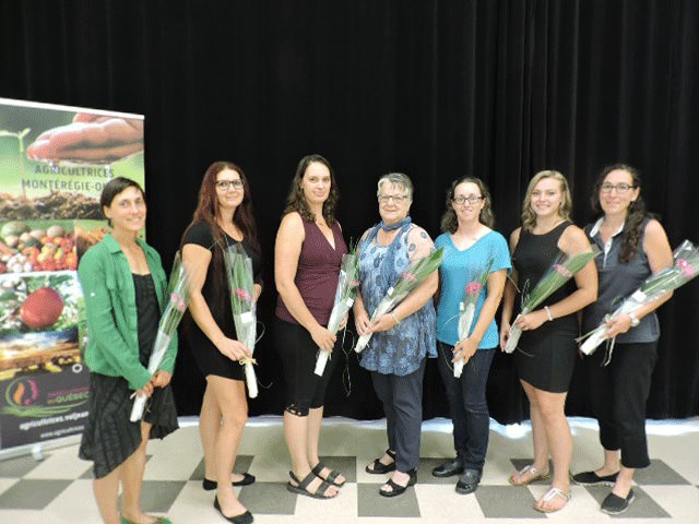 Les candidates 2018 et finalistes pour l’obtention du titre « Agricultrice de l’année », de gauche à droite: Mylaine Massicotte (Les Jardins d’En Haut), Caroline Machabée (Les Jardins de Caroline), Josiane Carrière (Ferme Urdani Inc), Yolande Baril (Ferme J.M. Cécyre Inc), Hélène Sabourin (Jardins Les Petites Écores), Émilie Leroux (Production Grandes cultures) et Diane Leclair (Les Fermes Leclair et Frères Ltée).