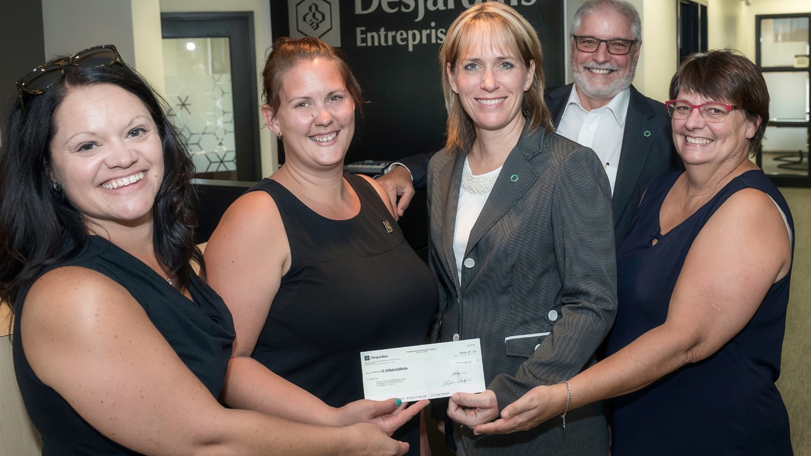 Lors de la remise de la commandite de Desjardins, de gauche à droite : Mme Rachel Sauvé, 2e vice-présidente de l’Association des Agricultrices Montérégie-Ouest, Mme Alyssa Leblanc, présidente, Lise Filiatrault, secrétaire qui reçoivent le soutien financier de Desjardins Entreprises Montérégie-Ouest représenté par Mme Nathalie Bernard, directrice générale et M. Claude Tessier, directeur principal marché agricole.