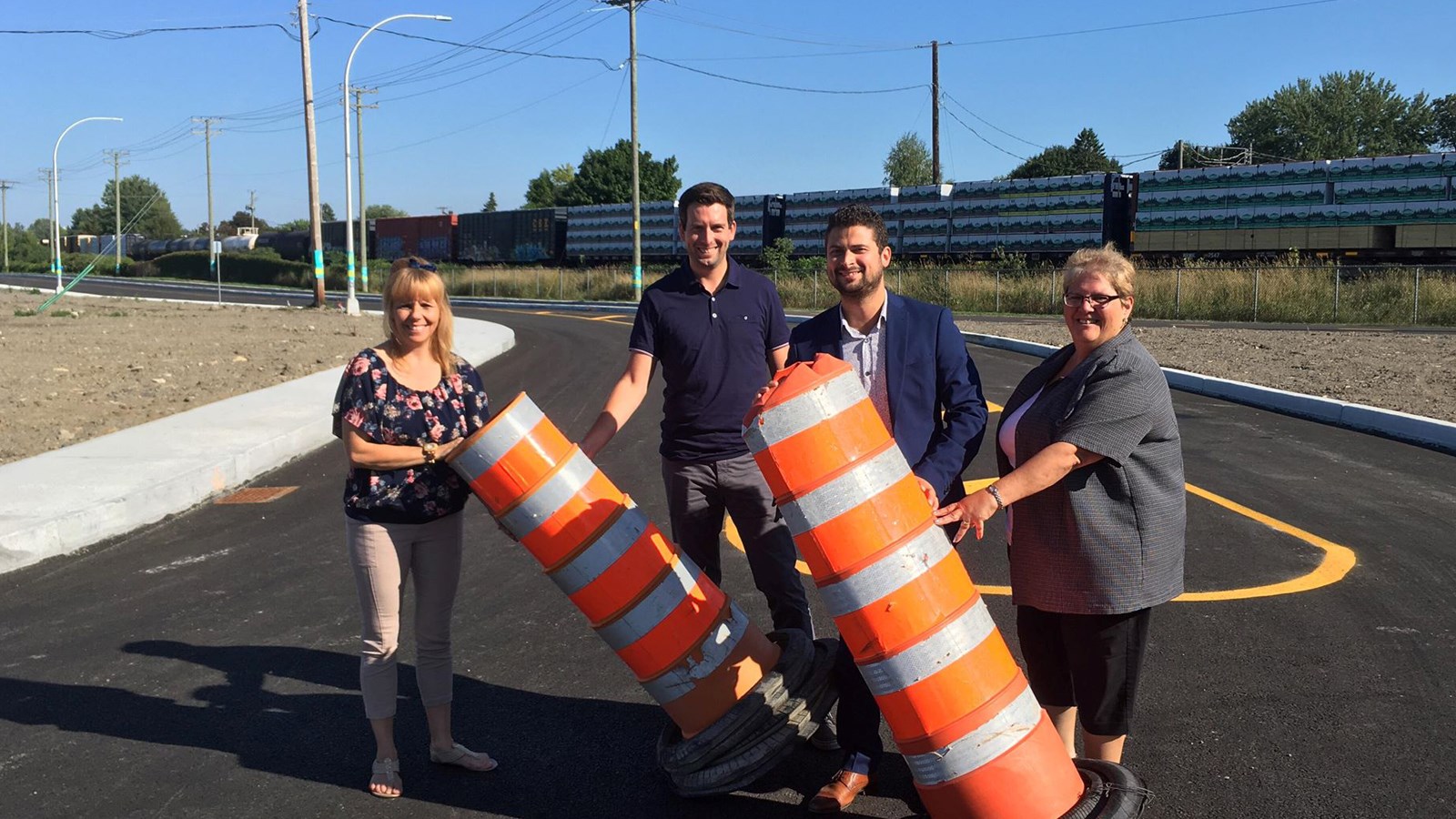 La conseillère municipale France Chenail, l'ingénieur municipal, Frédéric Martin, le maire Miguel Lemieux et la conseillère Lyne Lefebvre étaient heureux d'ouvrir le tronçon routier à la circulation. 
