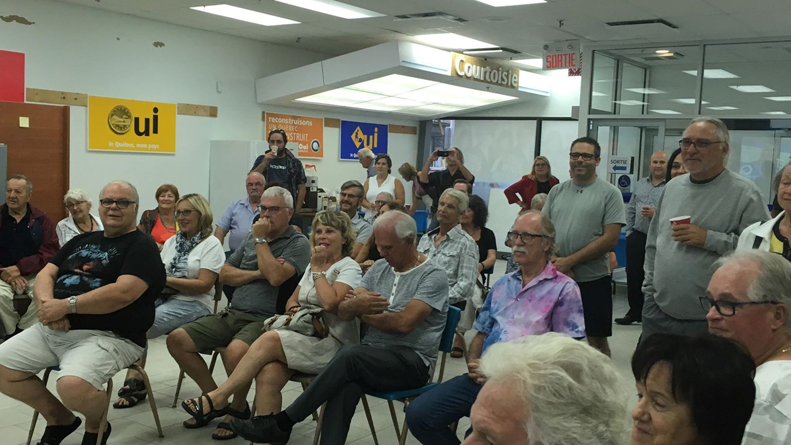 Famille, amis et partisans du PQ ont assisté à l'ouverture officiel du local de la candidate péquiste Mireille Théorêt. 