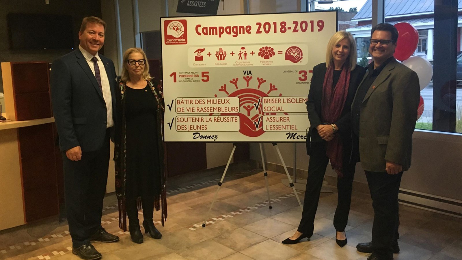 Le président d'honneur de la 36e campagne, Serge Bernier prend la pose avec Colette Cummings, directrice régionale de Centraide Sud-Ouest, Johanne Desjardins, directrice principale de Centraide et Steve Hickey, conseiller en développement social et philanthropique chez Centraide Sud-Ouest. 