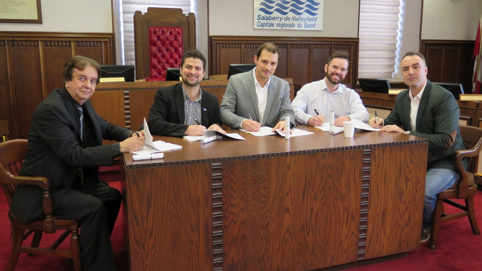De gauche à droite: Alain Gagnon, greffier, Miguel Lemieux, maire, Charles Perreault, président de l'Association des employés cadres de la Ville de SDV, Jean-François Florence, conseiller technique et Jonathan Dugas, capitaine ont procédé à la signature de l'entente.