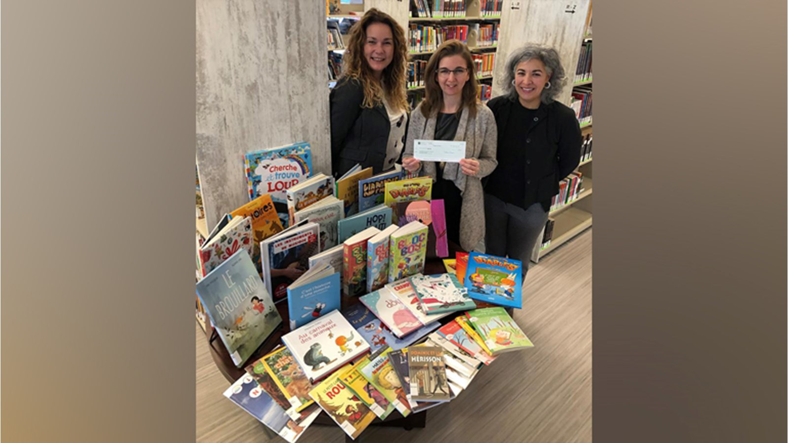Aude-Mary Gouillou et Noura El Basraoui, représentantes de Desjardins, en compagnie de Maude Laberge, mairesse de la Municipalité de Sainte-Martine.
