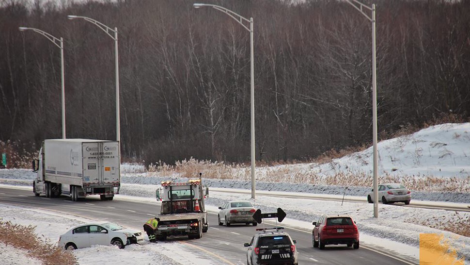Ne pas respecter un corridor de sécurité ou ne pas céder le passage à un véhicule d'urgence peut entraîner : une amende de 200 $ à 300 $
et la perte de 4 points d'inaptitude.