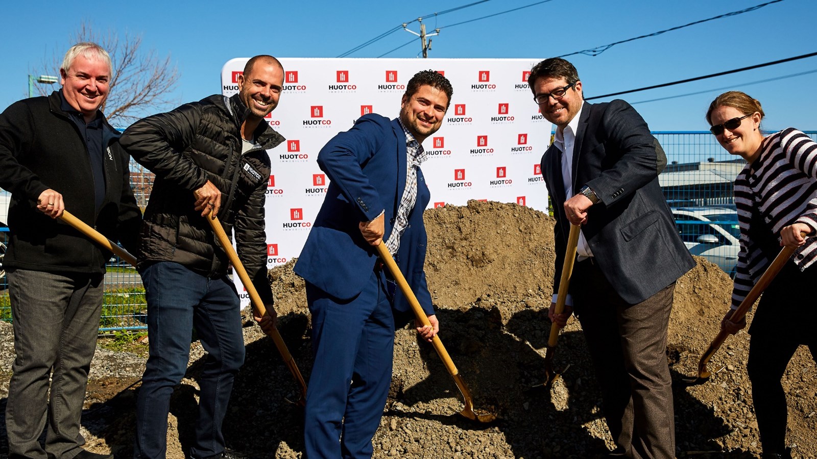 Sur la photo, on reconnaît le conseiller municipal Patrick Rancourt, à gauche et le maire de Salaberry-de-Valleyfield, Miguel Lemieux au centre. Le duo est entouré des représentants de HUOTCO Immobilier pour la pelletée de terre officielle.